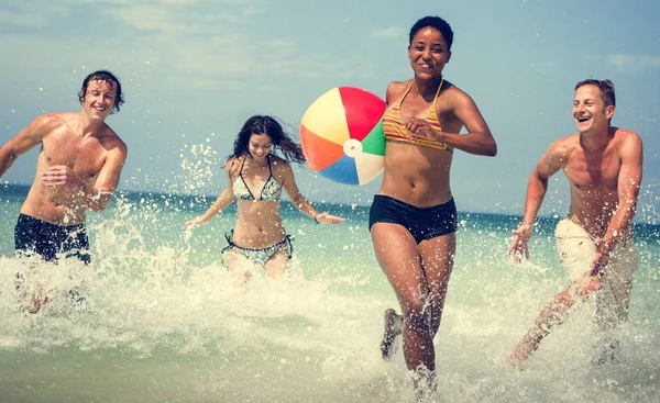 Gente jugando con pelota en la playa — Foto de Stock