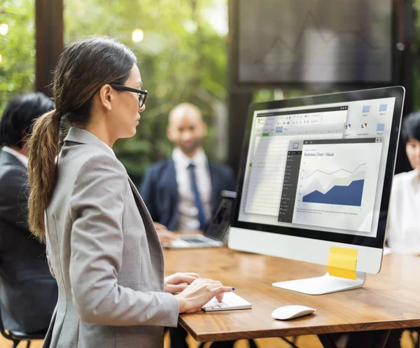 Affärsmän som arbetar i konferensrum — Stockfoto