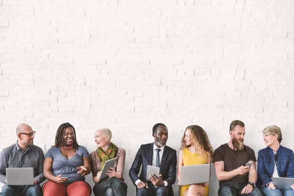 Menschen sitzen auf Stühlen — Stockfoto