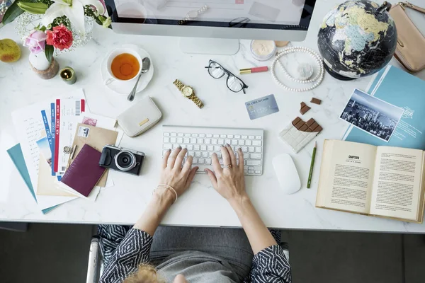 Donna che lavora sul computer portatile — Foto Stock