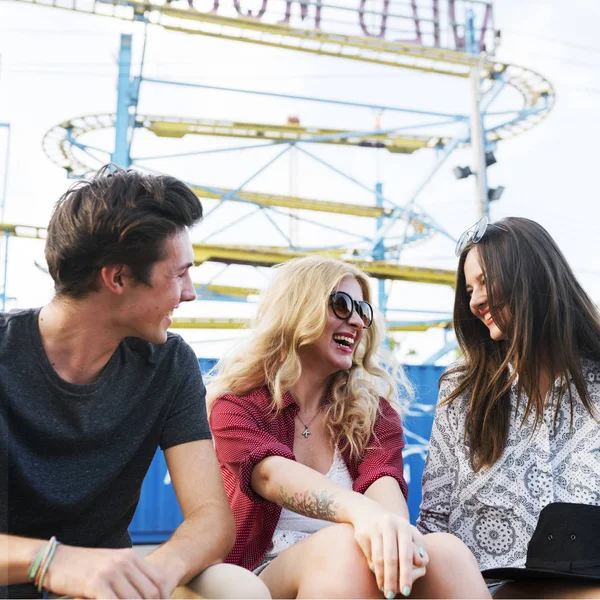 Hermosos amigos en Parque de Atracciones — Foto de Stock