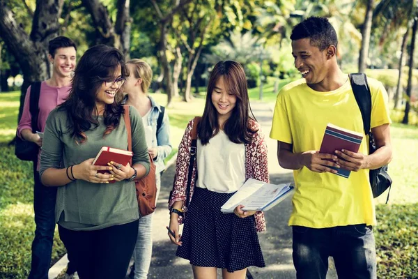 Estudantes diversos Estudando ao ar livre — Fotografia de Stock