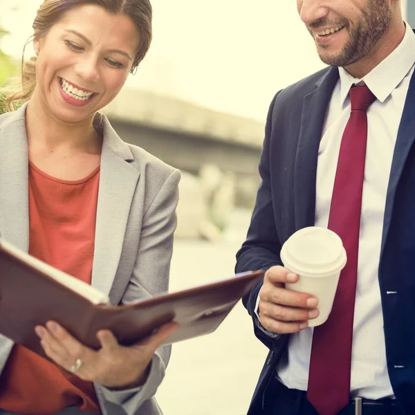 Gli uomini d'affari discutono di lavoro — Foto Stock