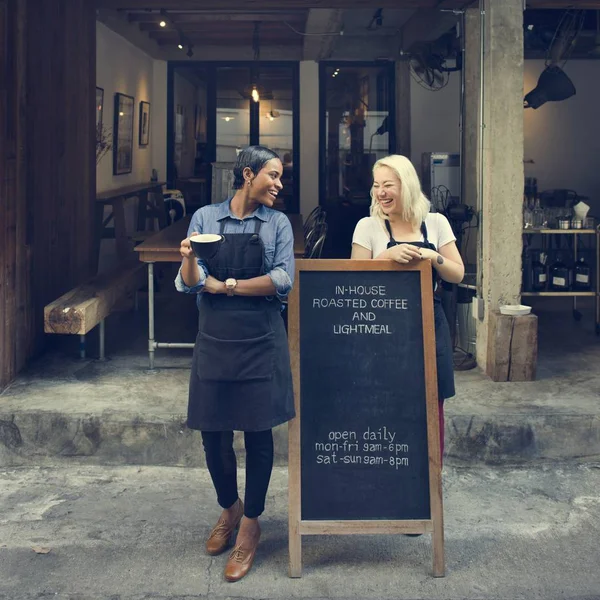 Mujeres baristas en la cafetería —  Fotos de Stock