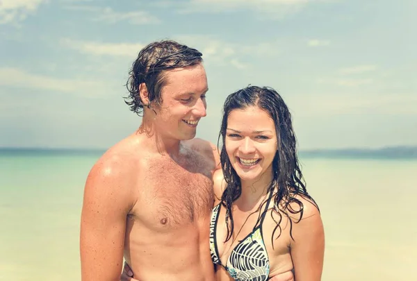 Vrolijke paar op het strand — Stockfoto