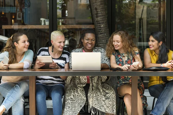 Les femmes utilisant des appareils numériques — Photo