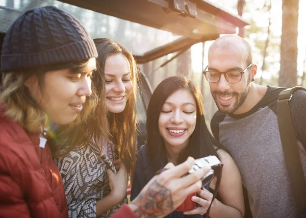 Jóvenes amigos Viajeros con cámara — Foto de Stock