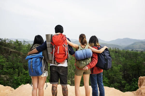 Giovani amici in viaggio — Foto Stock