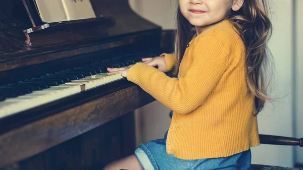 Urocza dziewczyna gry fortepian — Zdjęcie stockowe