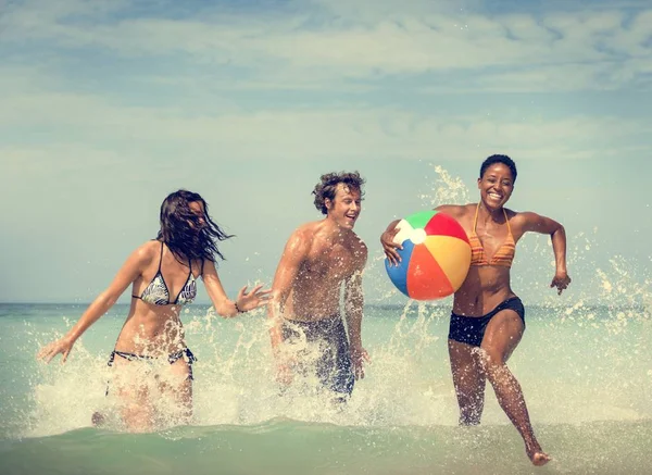人们在海滩上玩球 — 图库照片