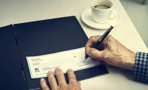 Zakelijke persoon vullen selectievakje — Stockfoto