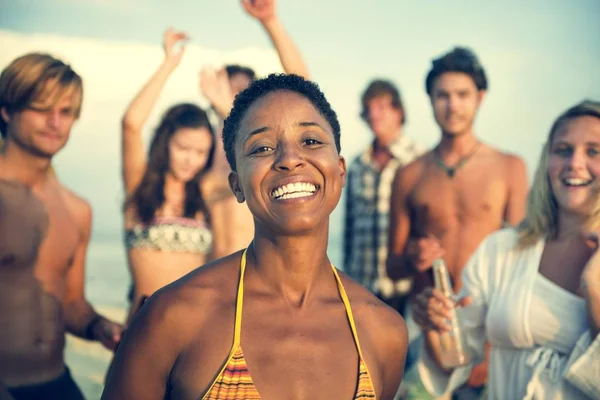 Mensen genieten van strand partij — Stockfoto