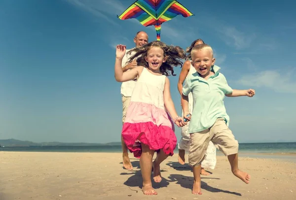 Famille s'amuser sur la plage — Photo