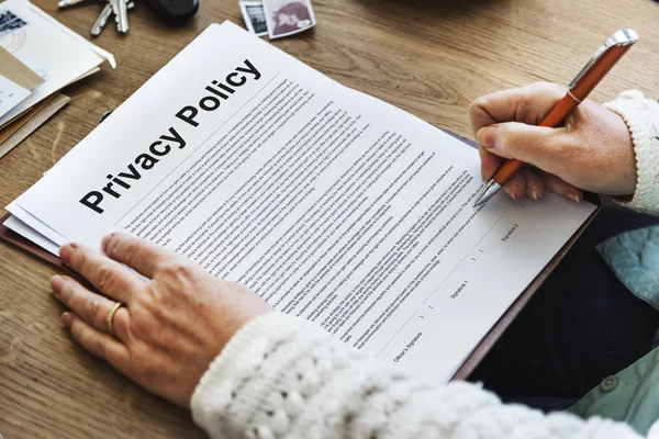 Person writing on paper — Stock Photo, Image