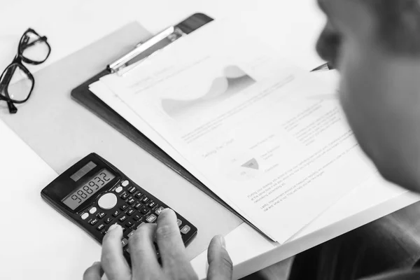 Homem de negócios contando com calculadora — Fotografia de Stock