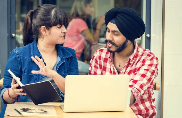 Estudantes aprendendo juntos — Fotografia de Stock