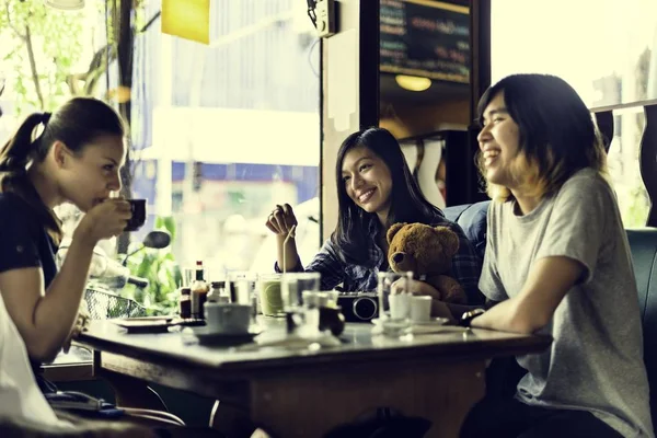 커피를 마시는 사람들 — 스톡 사진