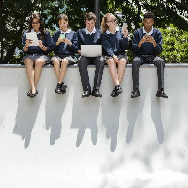 Diversos Estudantes em uniforme escolar — Fotografia de Stock