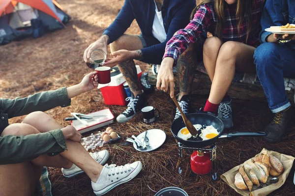 Unga vänner resenärer i skogen — Stockfoto