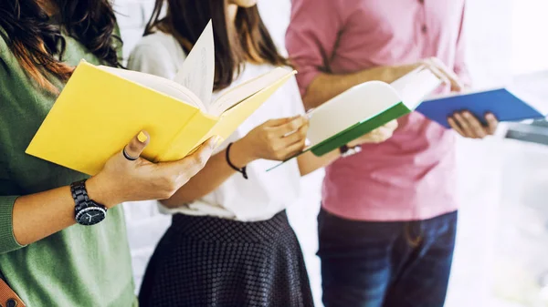 Studenten staan tegen de witte muur — Stockfoto