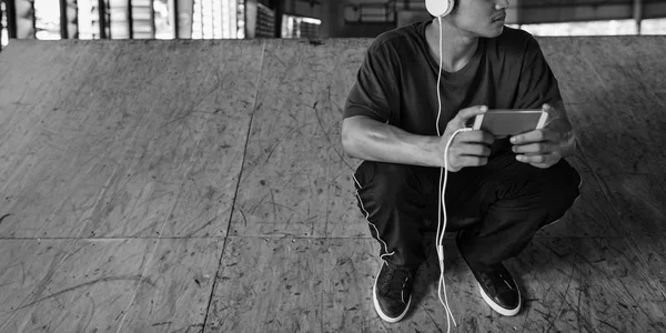 Adam müzik dinlemek — Stok fotoğraf