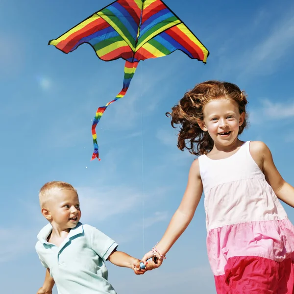 Kinderen spelen Kite op het strand — Stockfoto