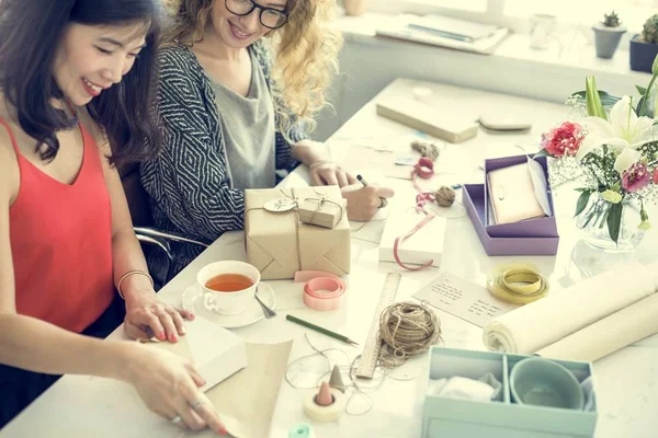 Donne che lavorano insieme — Foto Stock