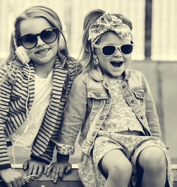 Irmãs na moda sentam-se juntas — Fotografia de Stock