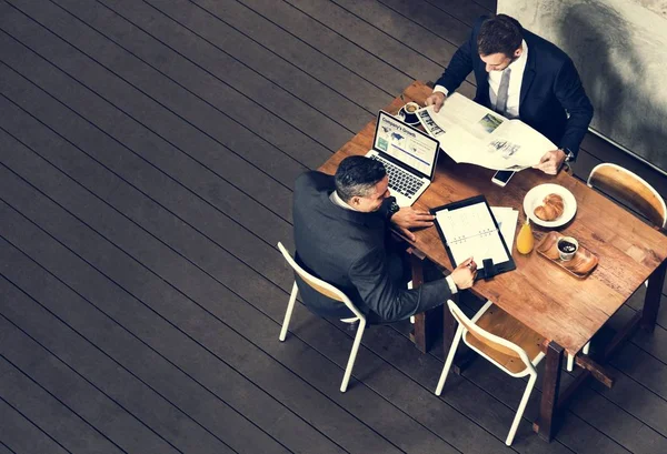 Uomini d'affari che lavorano insieme — Foto Stock