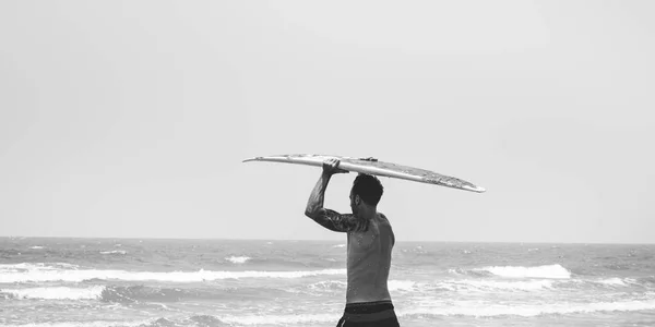 서핑 보드와 함께 족제비 잘생긴 남자 — 스톡 사진