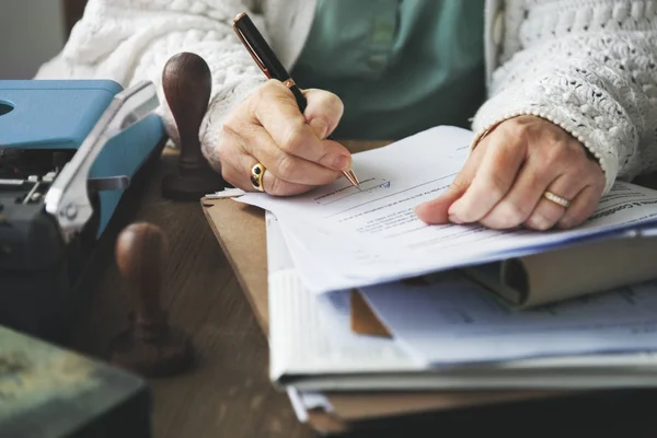 Persona Scrivere su carta bianca — Foto Stock