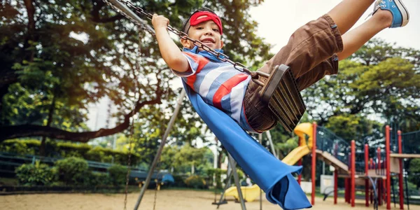 Niño en el patio de recreo —  Fotos de Stock