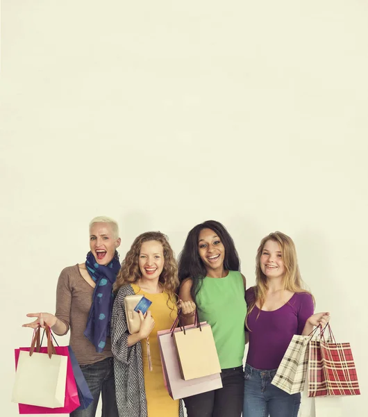 Vrouwen met boodschappentassen — Stockfoto