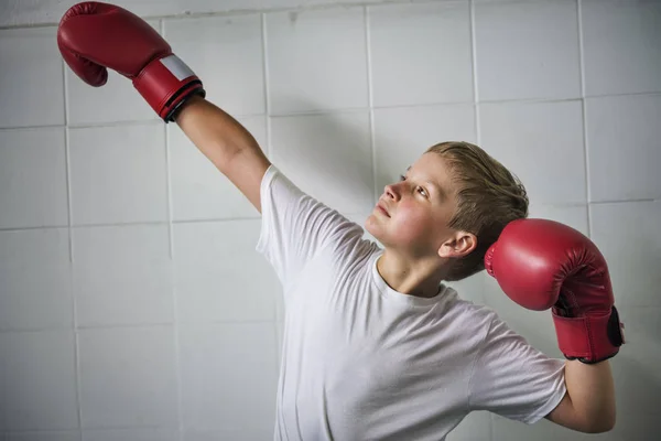 Exercício de Boxe para Menino — Fotografia de Stock