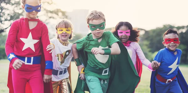 Superhéroes Niños alegres jugando — Foto de Stock