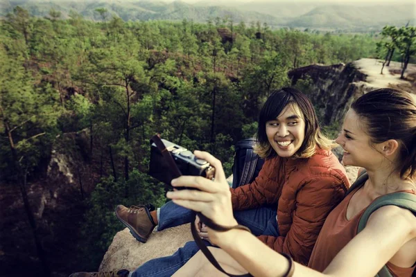 Pareja tomando selfie en el bosque — Foto de Stock