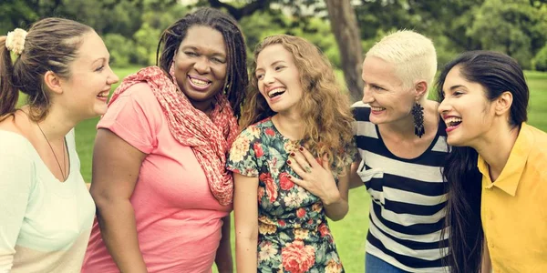 Vänner tillbringa tid i parken — Stockfoto