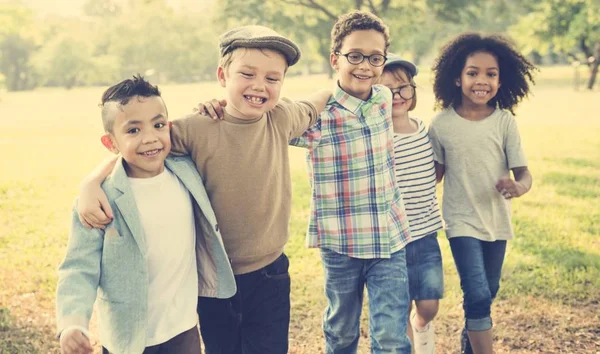 Ongedwongen vrolijke vrienden in het park — Stockfoto