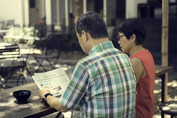 夫妇在户外消磨时间 — 图库照片