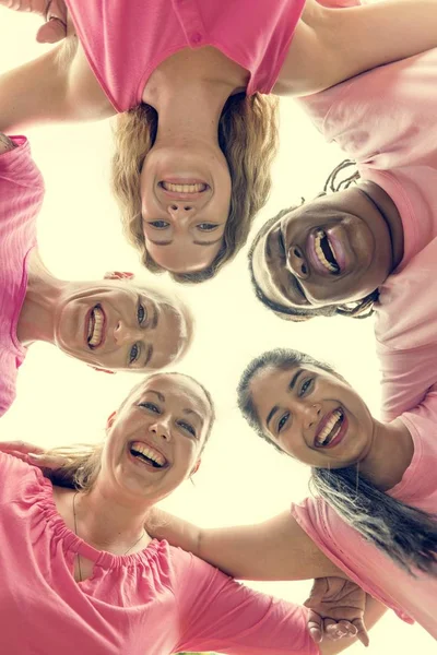 Mujeres mirando a la cámara — Foto de Stock