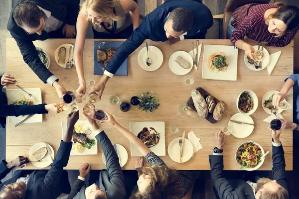 Menschen, die gemeinsam essen — Stockfoto