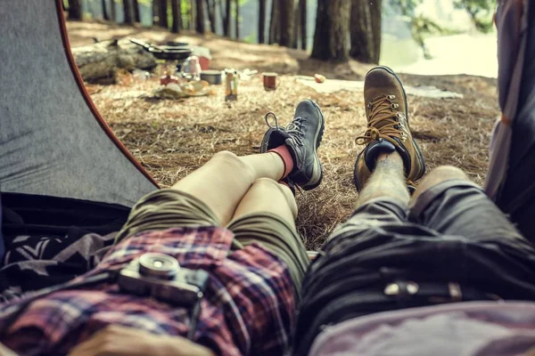 Jovem casal na floresta — Fotografia de Stock