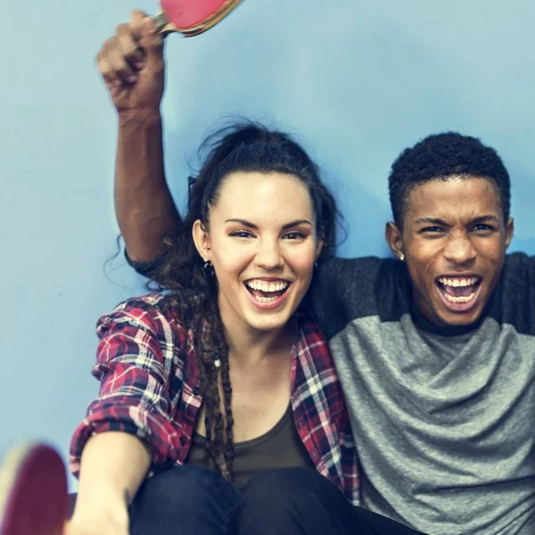 Amigos con raquetas de ping pong —  Fotos de Stock