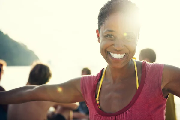 Mujer africana sonriendo en la playa — Foto de Stock