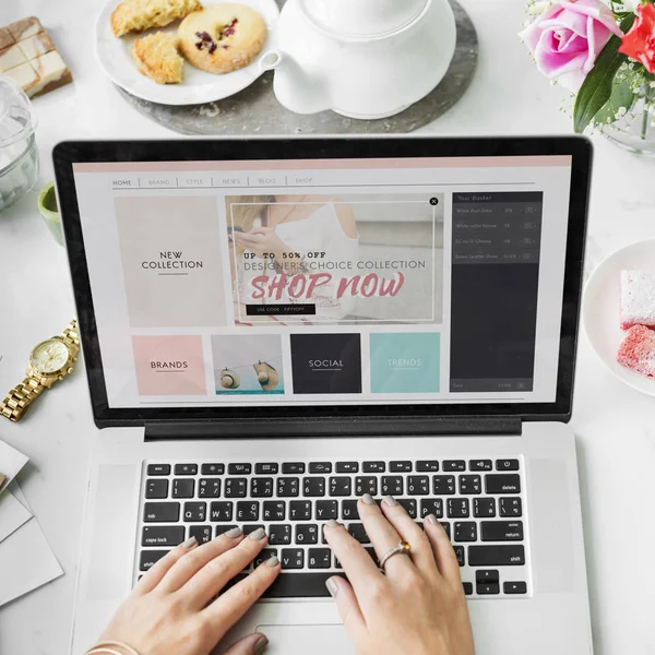 Frau arbeitet am Laptop — Stockfoto