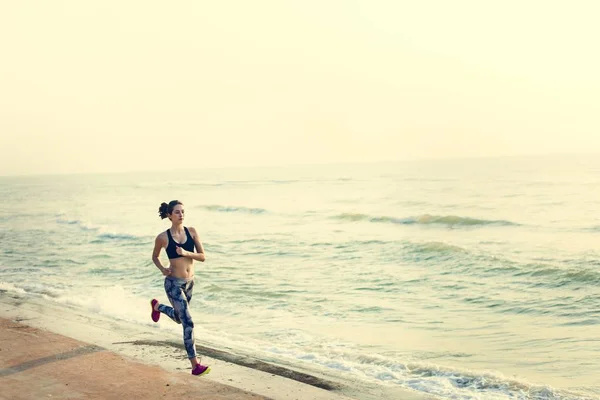 Femme sportive Courir sur la plage — Photo