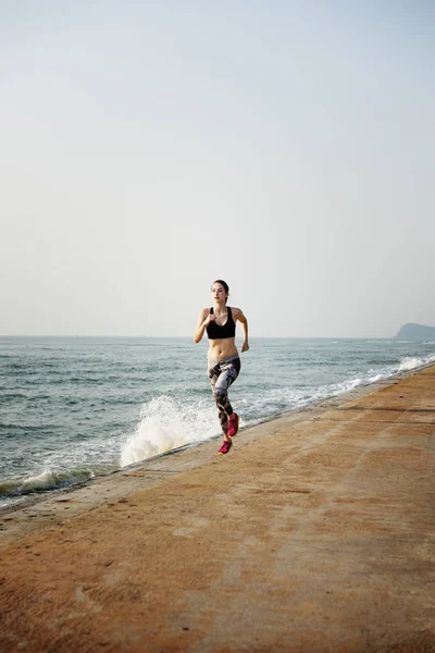 Esportiva mulher correndo na praia — Fotografia de Stock