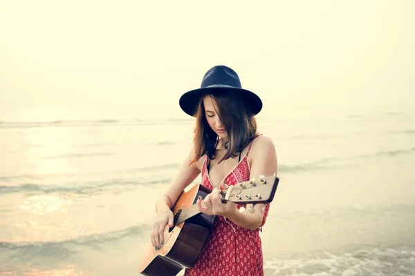 Femme jouant à la guitare acoustique — Photo