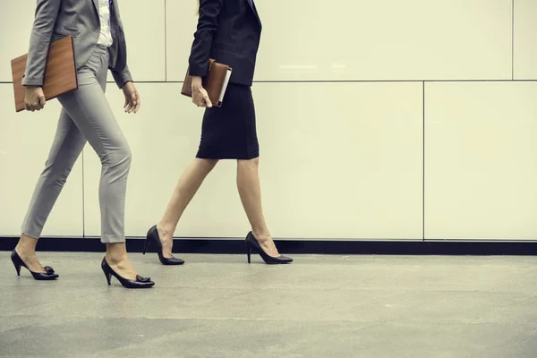 Femmes d'affaires marchant au bureau — Photo