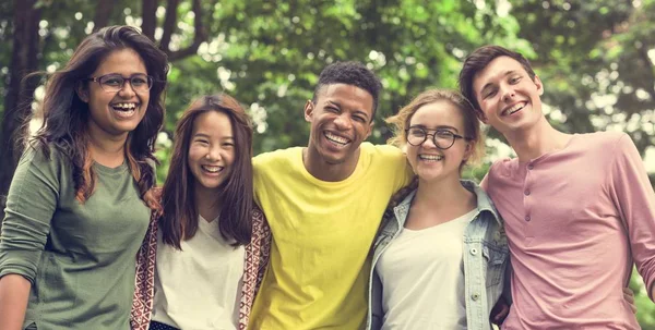 Rozmanité studenti venku — Stock fotografie